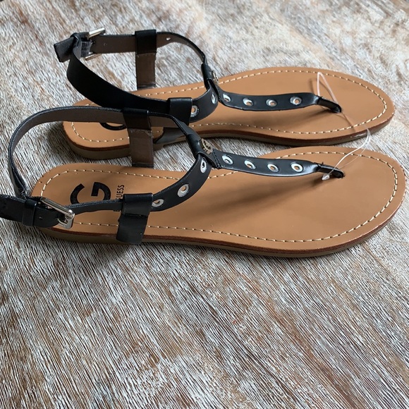 ๐ Guess Black Silver Grommet Sandals 9 NWOT - Picture 3 of 8